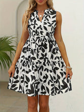 Load image into Gallery viewer, Jessabel - Stufenförmiges Kleid mit Gekerbtem Ausschnitt