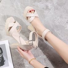 Load image into Gallery viewer, GladiatorGlow - Modische Sandalen mit dickem Absatz