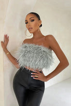 Load image into Gallery viewer, Blythe - Stijlvolle veren crop top is een toptrend dit jaar