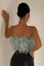 Load image into Gallery viewer, Blythe - Stijlvolle veren crop top is een toptrend dit jaar