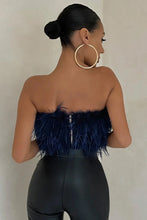 Load image into Gallery viewer, Blythe - Stijlvolle veren crop top is een toptrend dit jaar