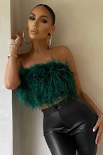Load image into Gallery viewer, Blythe - Stijlvolle veren crop top is een toptrend dit jaar
