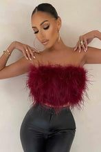 Load image into Gallery viewer, Blythe - Stijlvolle veren crop top is een toptrend dit jaar