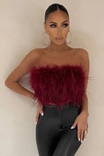 Load image into Gallery viewer, Blythe - Stijlvolle veren crop top is een toptrend dit jaar