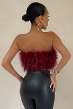 Load image into Gallery viewer, Blythe - Stijlvolle veren crop top is een toptrend dit jaar