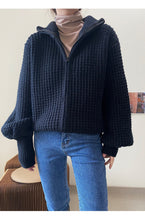 Load image into Gallery viewer, HighNeckZip - Locker gestrickter Pullover mit Reißverschluss