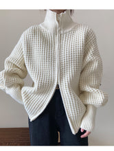 Load image into Gallery viewer, HighNeckZip - Locker gestrickter Pullover mit Reißverschluss