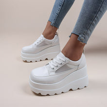 Load image into Gallery viewer, ElegantHeels - Weiße orthopädische Herbstschuhe mit Keilabsatz