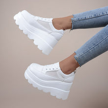 Load image into Gallery viewer, ElegantHeels - Weiße orthopädische Herbstschuhe mit Keilabsatz