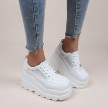 Load image into Gallery viewer, ElegantHeels - Weiße orthopädische Herbstschuhe mit Keilabsatz