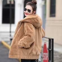 Load image into Gallery viewer, StreetPlush - Pelzjacke mit Kapuze