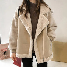 Load image into Gallery viewer, LambsWool - Dicke Wollpelzjacke