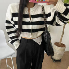 Load image into Gallery viewer, StripeZip - Gestreifter Strickpullover