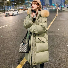 Load image into Gallery viewer, PaddedChic - Gepolsterte Parkas mit großem Pelzkragen