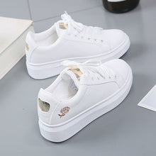 Load image into Gallery viewer, Embroza - Bestickter Schnürsenkel-Sneaker aus Leder