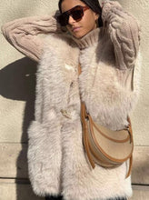 Load image into Gallery viewer, FurryChic - Ärmellose Weste Pelzjacke
