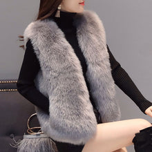 Load image into Gallery viewer, FoxElegance - Ärmellose Pelzjacke