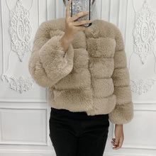 Load image into Gallery viewer, FluffChic - Flauschige kurze Pelzjacke