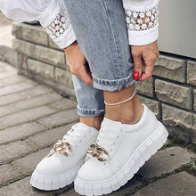 Load image into Gallery viewer, Chic - Herbst-Sneakers mit Kettendetail