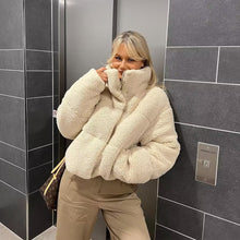 Load image into Gallery viewer, FleeceChic - Beige Kunstpelz-Jacke