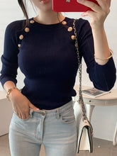 Load image into Gallery viewer, ButtonElegance - Geknöpfter Pullover mit O-Ausschnitt