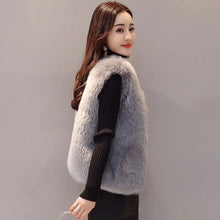 Load image into Gallery viewer, FoxElegance - Ärmellose Pelzjacke