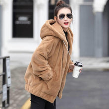 Load image into Gallery viewer, StreetPlush - Pelzjacke mit Kapuze