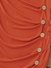 Load image into Gallery viewer, Maxikleid mit gerippten Knöpfen und kalten Schultern
