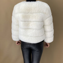 Load image into Gallery viewer, FluffChic - Flauschige kurze Pelzjacke