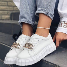 Load image into Gallery viewer, Chic - Herbst-Sneakers mit Kettendetail
