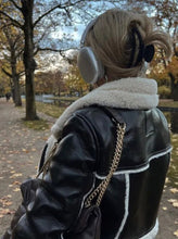 Load image into Gallery viewer, ShearlingChic - Pelzjacke mit Kragen