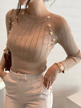 Load image into Gallery viewer, ButtonElegance - Geknöpfter Pullover mit O-Ausschnitt