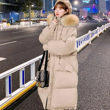 Load image into Gallery viewer, PaddedChic - Gepolsterte Parkas mit großem Pelzkragen