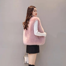 Load image into Gallery viewer, FoxElegance - Ärmellose Pelzjacke