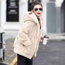 Load image into Gallery viewer, StreetPlush - Pelzjacke mit Kapuze