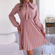 Load image into Gallery viewer, Ficusrong - Winterliches Plissee-Kleid mit Schnürung