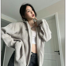 Load image into Gallery viewer, VintageZip - Ästhetischer grauer Strickpullover mit Reißverschluss