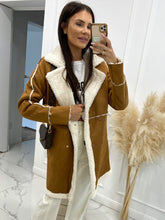 Load image into Gallery viewer, VintageLux - Trenchcoat-Pelzjacke mit Knopf