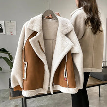 Load image into Gallery viewer, LambsWool - Dicke Wollpelzjacke