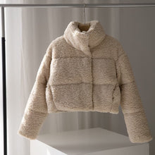 Load image into Gallery viewer, FleeceChic - Beige Kunstpelz-Jacke