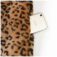 Load image into Gallery viewer, LeopardPattern - Mittellanger Pelzmantel