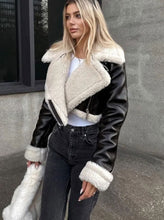 Load image into Gallery viewer, ShearlingChic - Pelzjacke mit Kragen