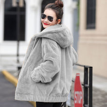 Load image into Gallery viewer, StreetPlush - Pelzjacke mit Kapuze