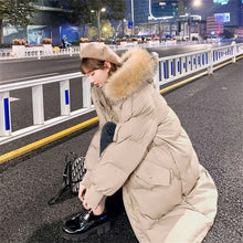 Load image into Gallery viewer, PaddedChic - Gepolsterte Parkas mit großem Pelzkragen