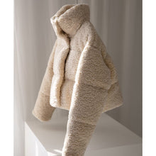 Load image into Gallery viewer, FleeceChic - Beige Kunstpelz-Jacke