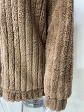 Load image into Gallery viewer, Gemütlich - Zip-Up Pelzjacke