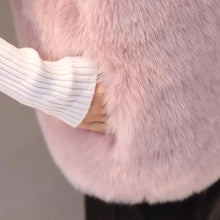 Load image into Gallery viewer, FoxElegance - Ärmellose Pelzjacke