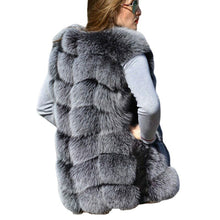 Load image into Gallery viewer, SoftFit - Schmal geschnittene Pelzjacke