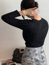 Load image into Gallery viewer, ButtonElegance - Geknöpfter Pullover mit O-Ausschnitt