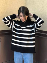 Load image into Gallery viewer, ChicStripes - Eleganter übergroßer Strickpullover